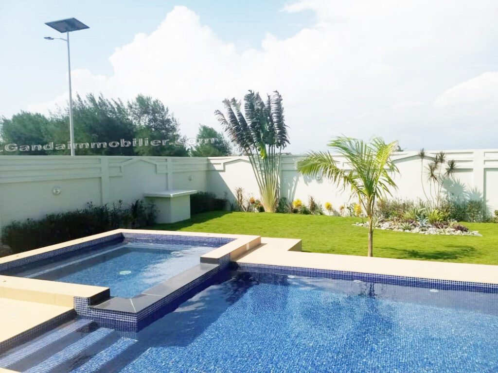 Villa haut standing avec jardin, piscine et vue sur mer, boulevard de la marina Cotonou