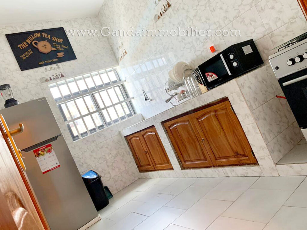 Grande cuisine spacieuse d'appartement meublé à louer à Cotonou