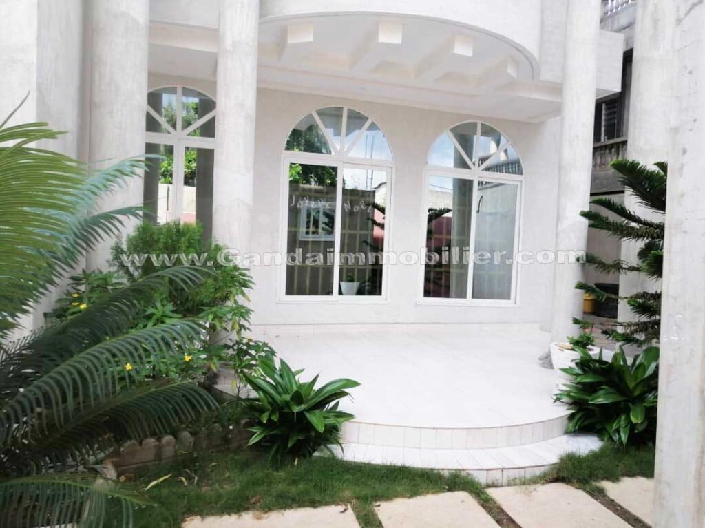 Villa triplex à louer à Fidjrossè