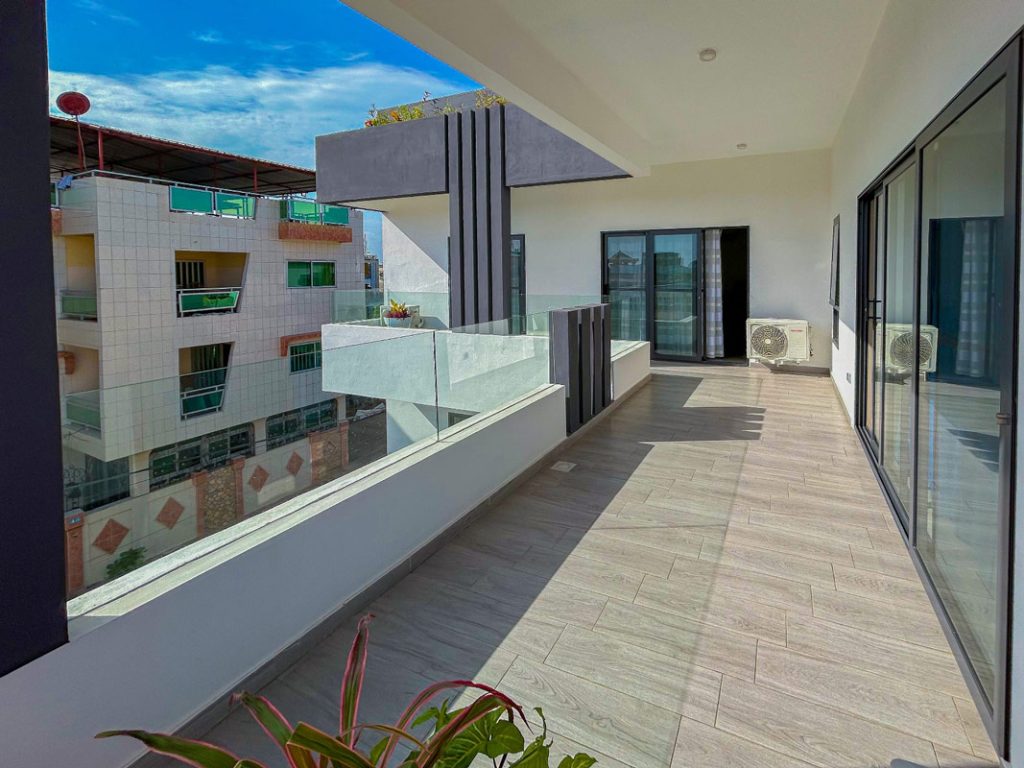 grande terrasse, appartement meublé avec terrasse à fidjrossè