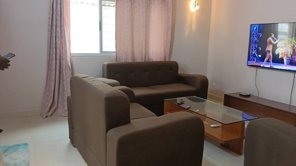 salon de la petite villa meublée à louer proche de l'aéroport de cotonou, haie vive, cocotiers