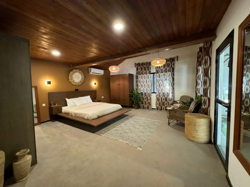 Chambres luxueuses de la villa à louer : design exotique, mobilier confortable et ambiance chaleureuse