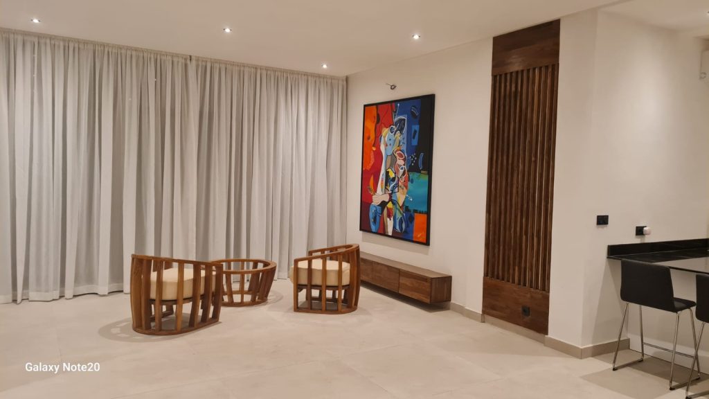 Villa meublée en duplex de 4 chambres à louer à Fidjrosse Togbin, à 50m du Club des Rois, offrant un style de vie luxueux.