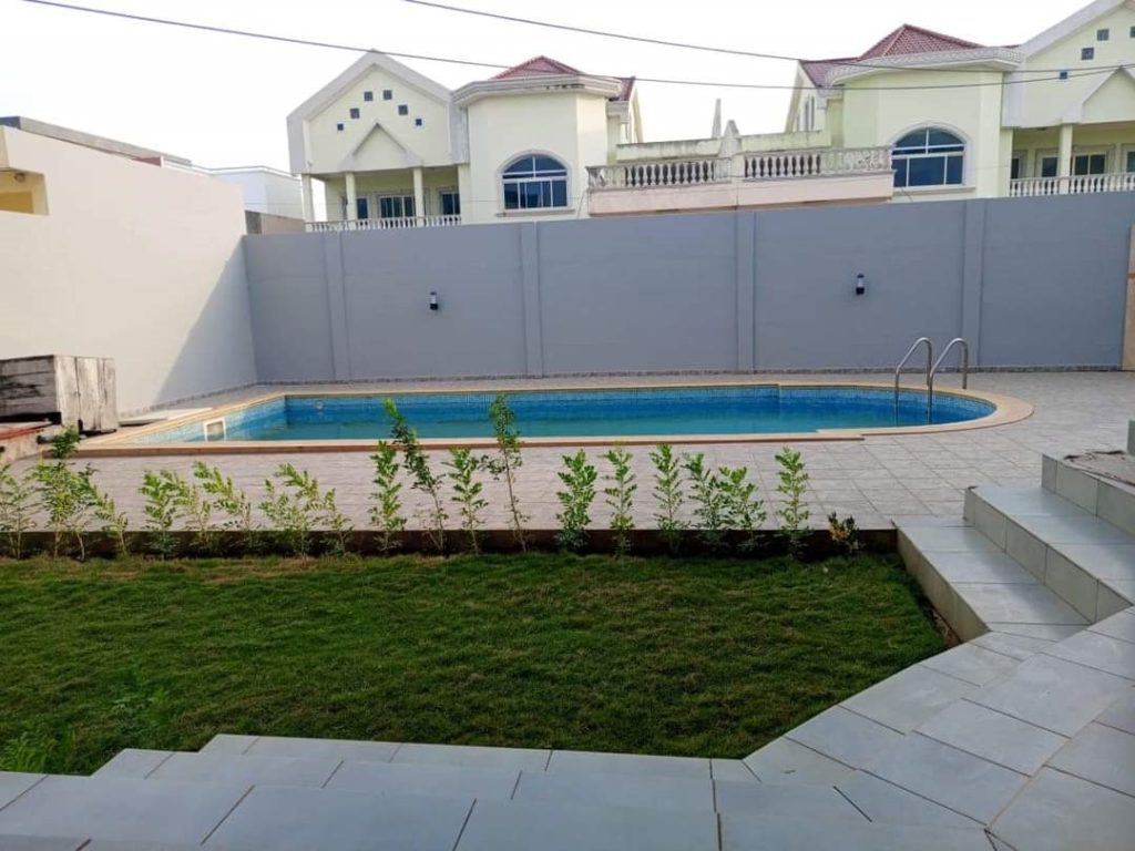 villa avec piscine et jardin à cotonou akpakpa