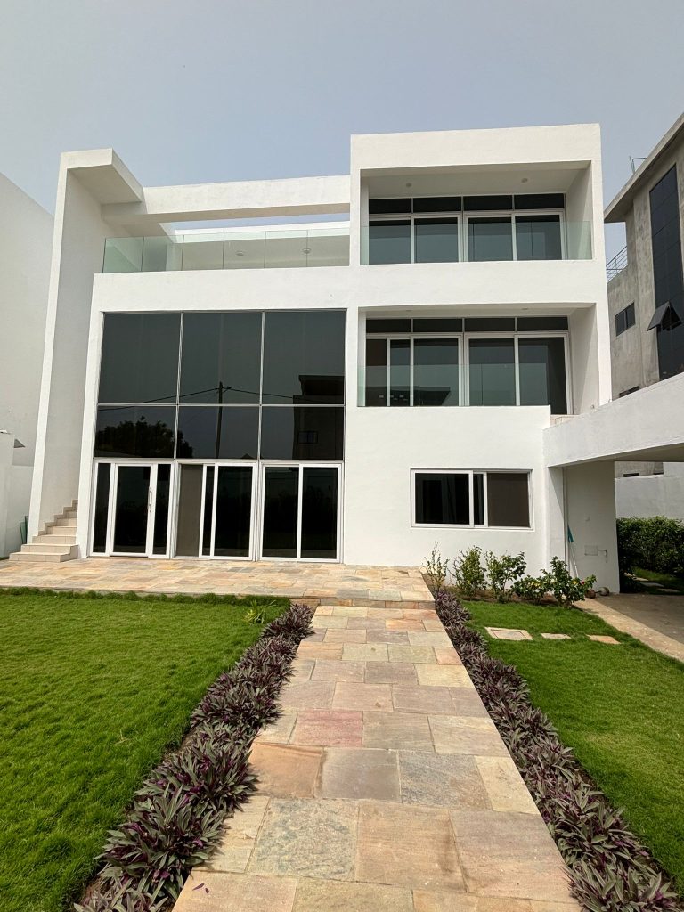 villa meublée villa plage fidjrossè cotonou, avec des baies vitrées