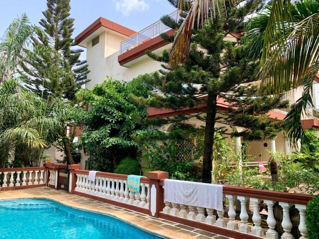 belle villa avec piscine et grand jardin à fidjrosse plage station JNP